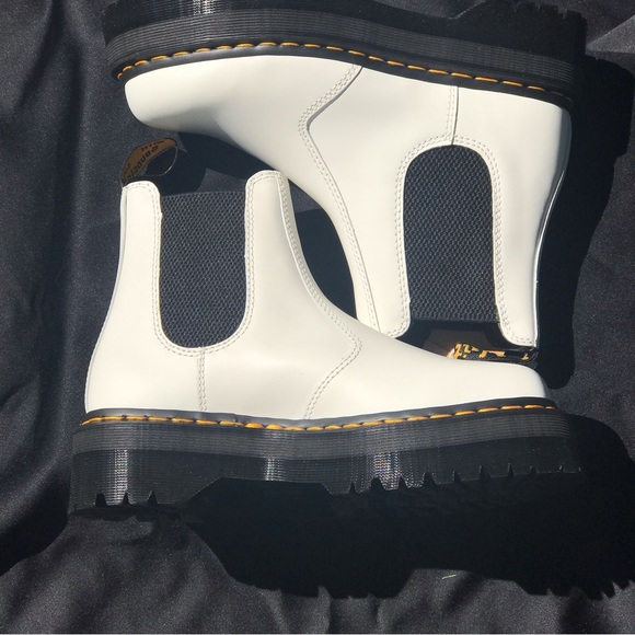 NWT Dr Marten 2976 Smooth Leather Quad/Platform Chelsea Boots - Picture 8 of 16